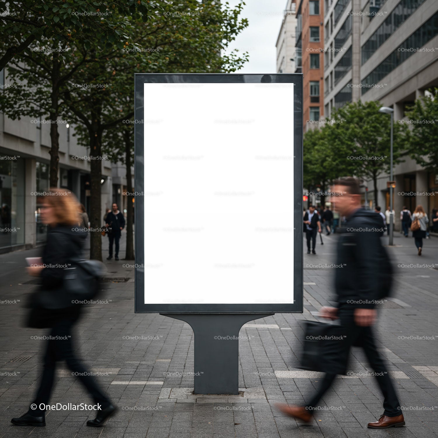 Pusty miejski billboard z ludźmi spacerującymi ulicą