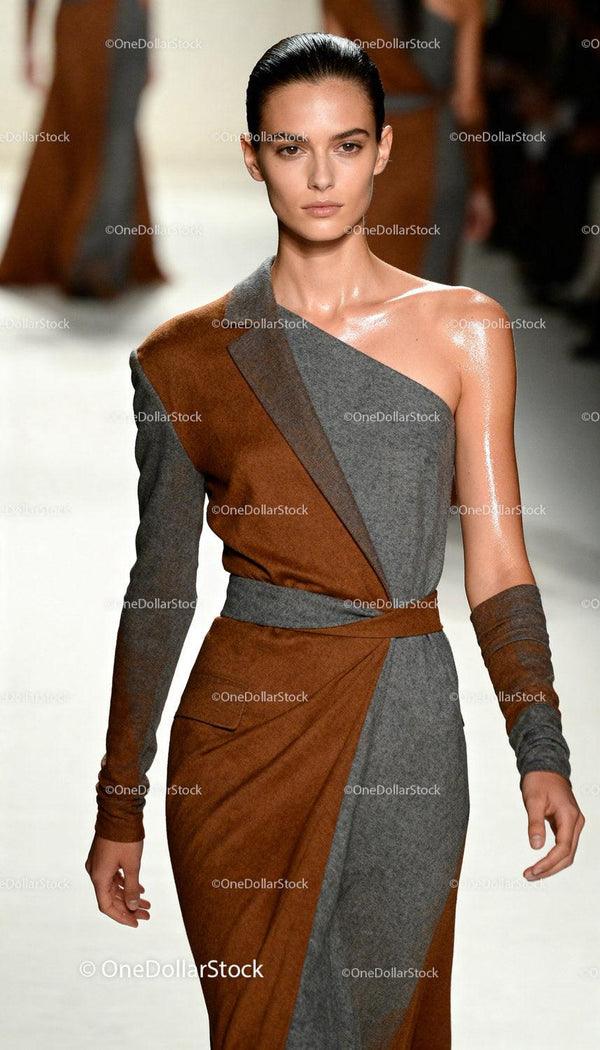 Pewna siebie modelka na wybiegu w stylowej sukience dwukolorowej