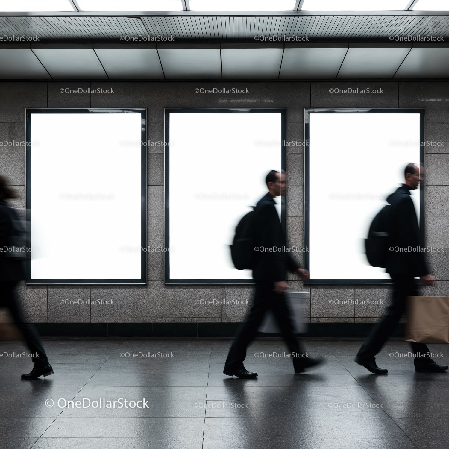 Rozmazani pasażerowie przechodzący obok pustych billboardów metra