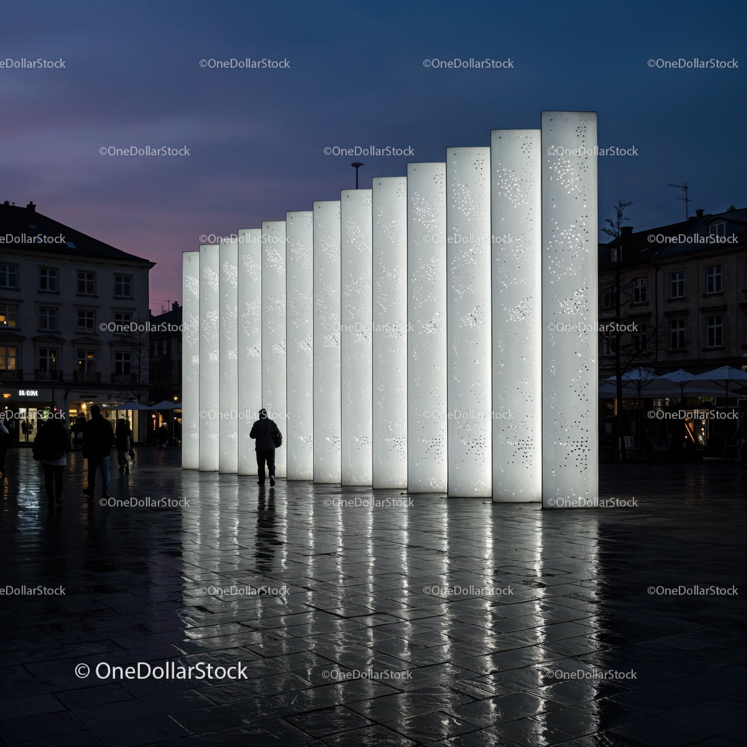 Współczesna instalacja sztuki publicznej rozświetlająca miasto nocą