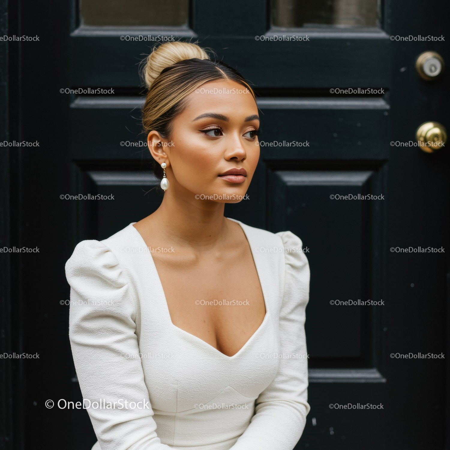 Elegancka młoda kobieta w białej sukni siedząca przy czarnych drzwiach