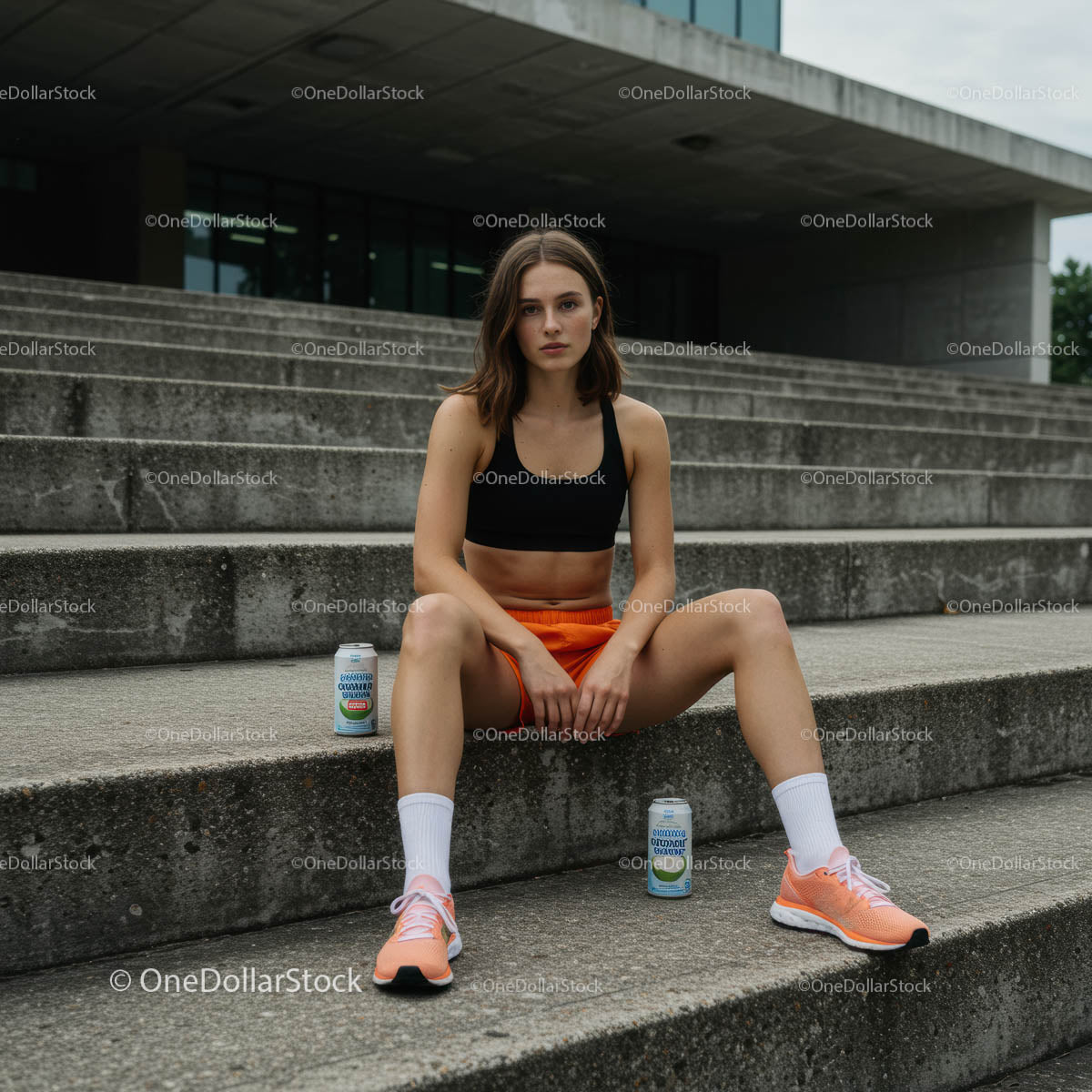 Pewna siebie młoda kobieta w odzieży sportowej na miejskich schodach