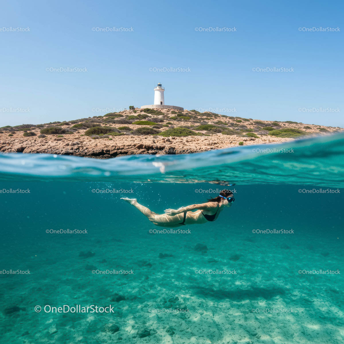 Snorkeling w czystych wodach w pobliżu latarni morskiej