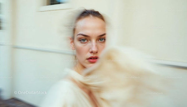 Artystyczny Portret Kobiety w Ruchu