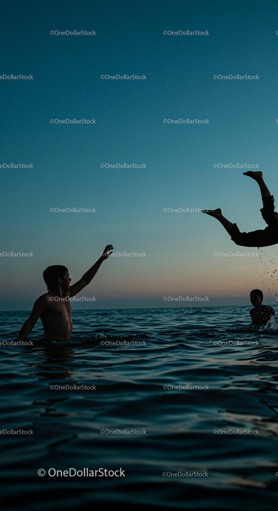 Przyjaciele cieszący się zachodem słońca nad oceanem