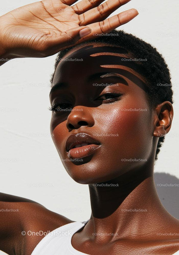 Portret kobiety z krótkimi afro i promienną skórą w świetle słonecznym