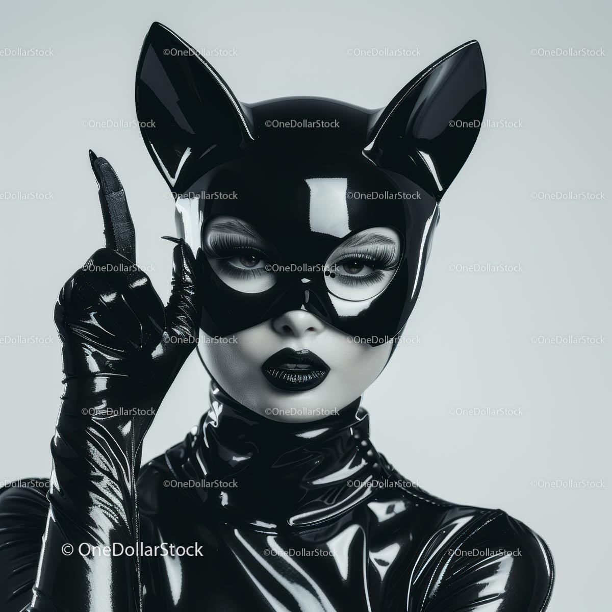 Olśniewająca Catwoman w czarnym lateksowym kostiumie i masce