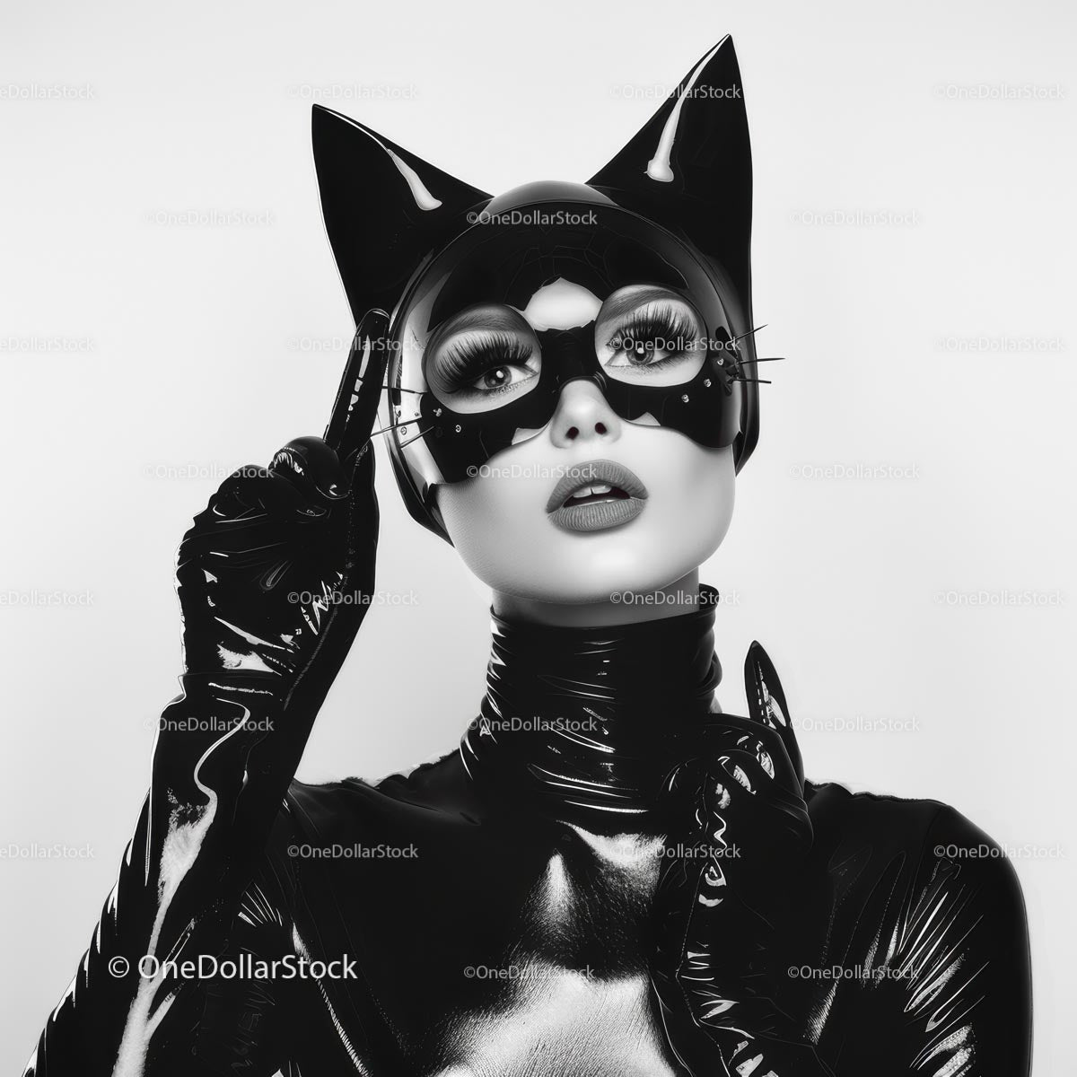 Portret mody cosplay w błyszczącym czarnym stroju Catwoman