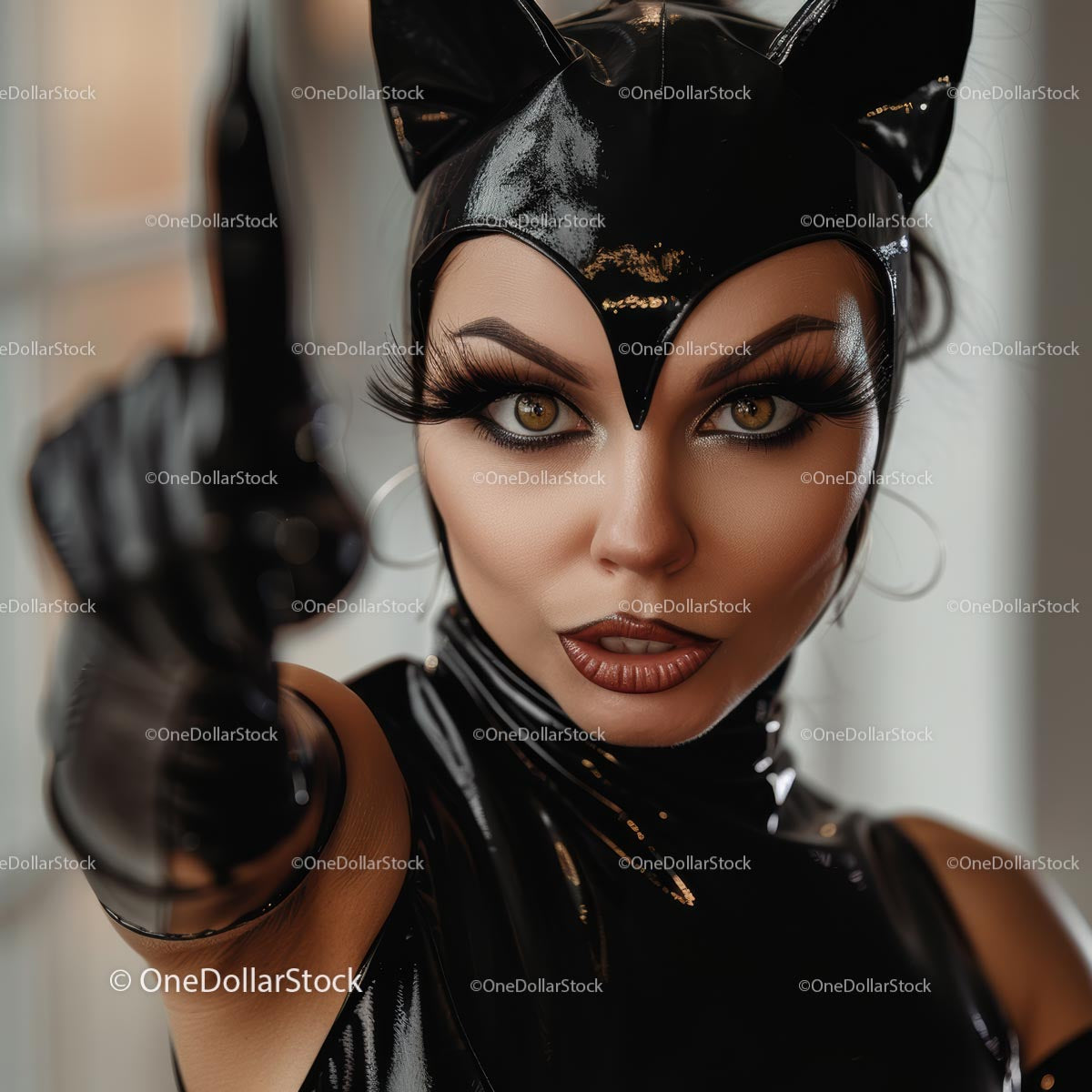Pewna siebie kobieta w kostiumie Catwoman Cosplay