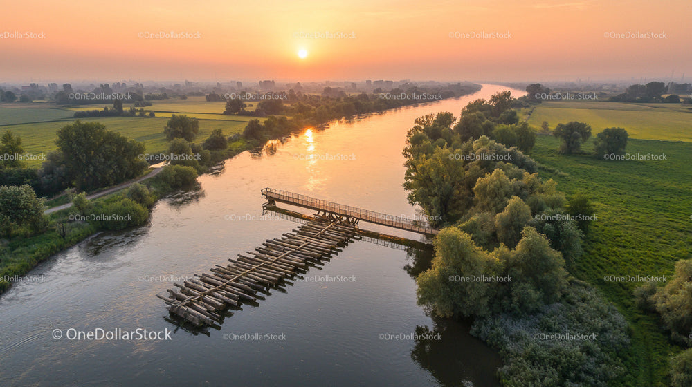 Wschód słońca nad spokojną rzeką z drewnianym mostem pływającym