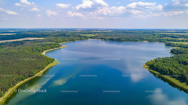 Widok z lotu ptaka na spokojne jezioro i bujny krajobraz leśny