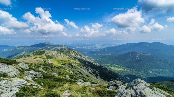 Zapierający dech w piersiach widok gór z bujnymi zielonymi wzgórzami i błękitnym niebem