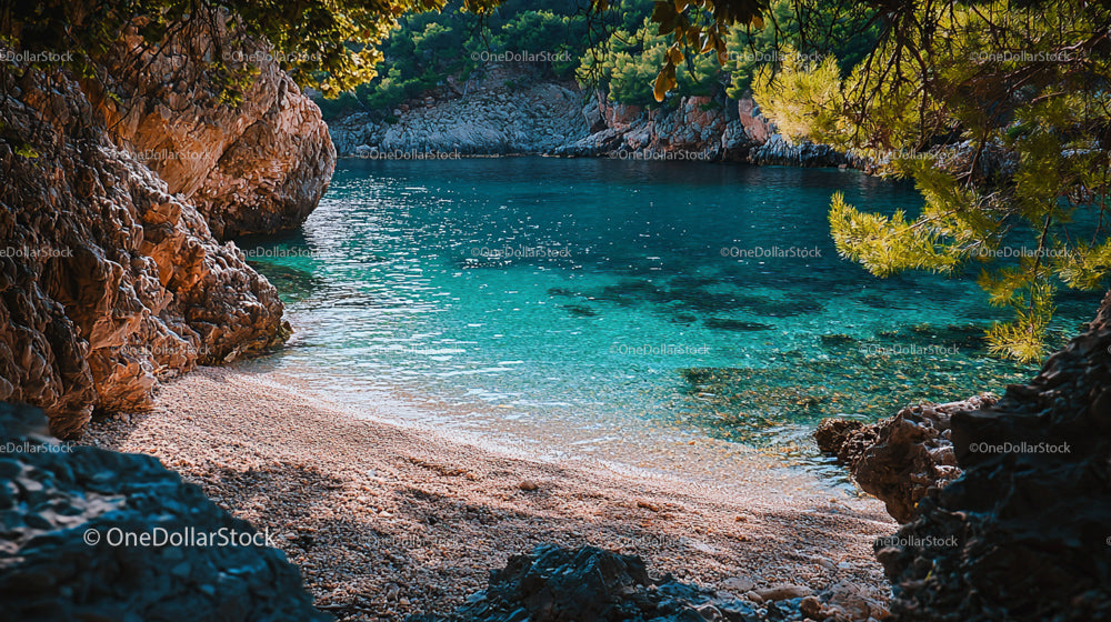 Odosobniona zatoka Turquoise Bay ze skalistymi brzegami i sosnami