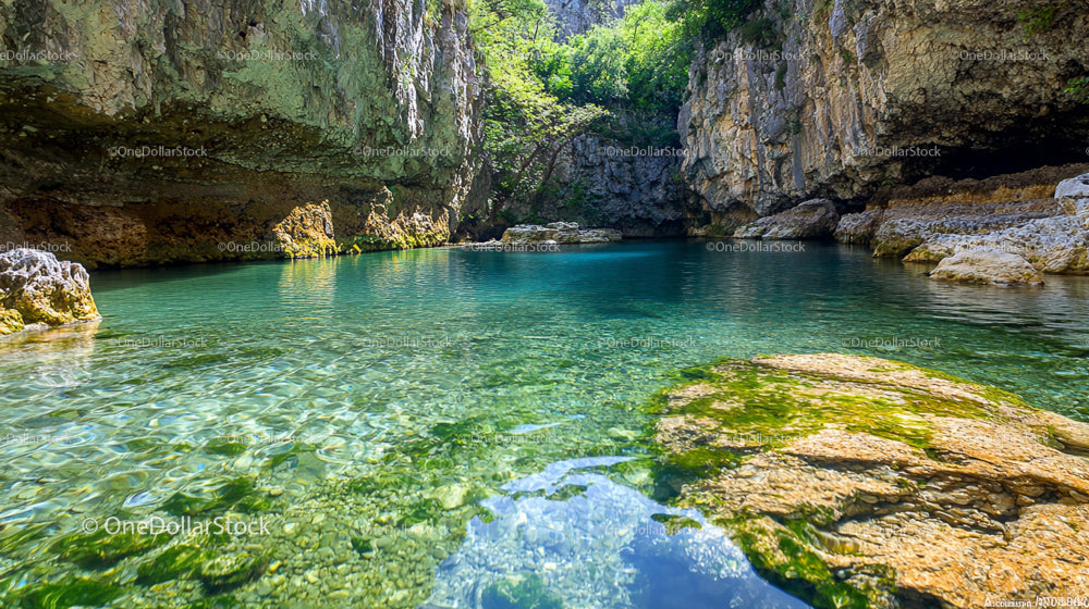 Spokojna laguna z krystalicznie czystą wodą i skalistym otoczeniem
