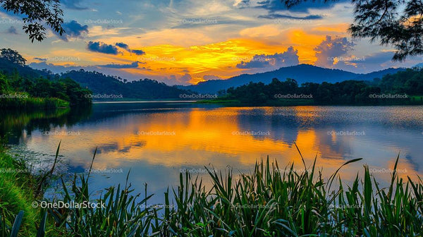 Stunning Sunset Over Tranquil Lake with Vibrant Reflections