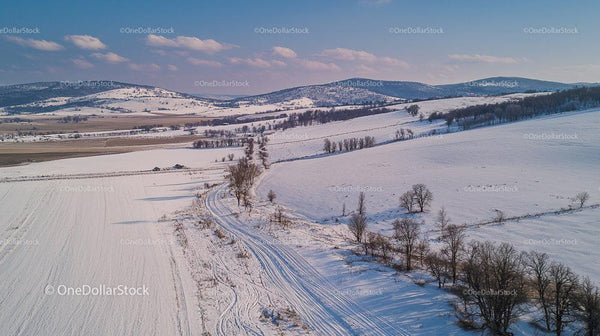 Widok z lotu ptaka na zaśnieżone faliste wzgórza zimą