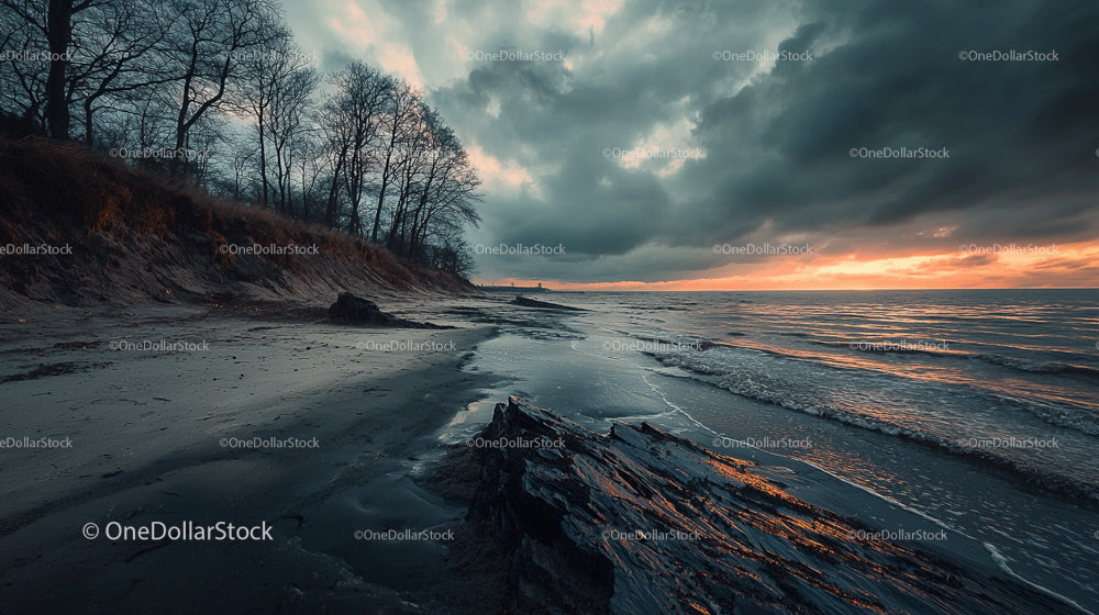 Dramatyczny zachód słońca nad spokojną plażą nadbrzeżną
