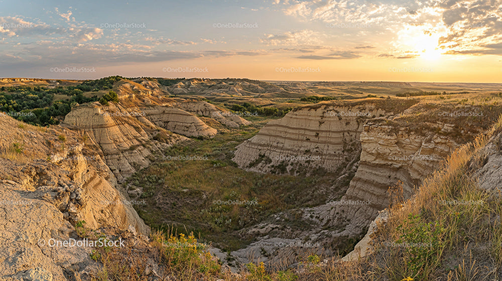 Złoty zachód słońca nad majestatycznym Rocky Canyon