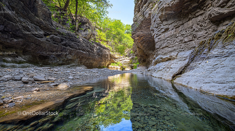 Spokojny strumień rzeki przepływający przez Rocky Canyon