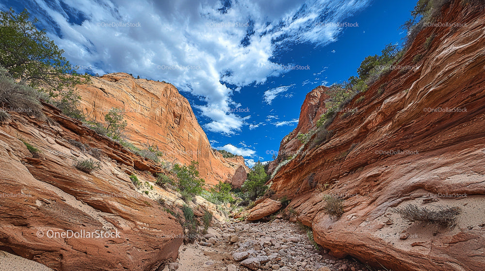 Oszałamiający kanion Red Rock Canyon z intensywnie błękitnym niebem i skalistą ścieżką