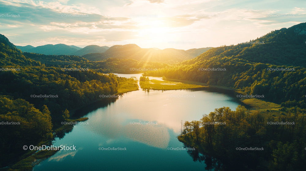 Zapierające dech w piersiach górskie jezioro o zachodzie słońca ze złotymi refleksami