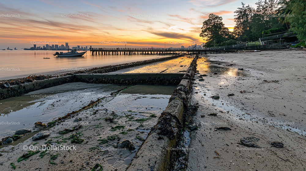 Zachód słońca nad panoramą miasta i spokojną linią brzegową plaży