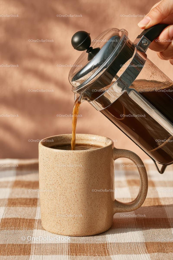 Nalewanie Świeżej Kawy z French Press do Ceramicznego Kubka