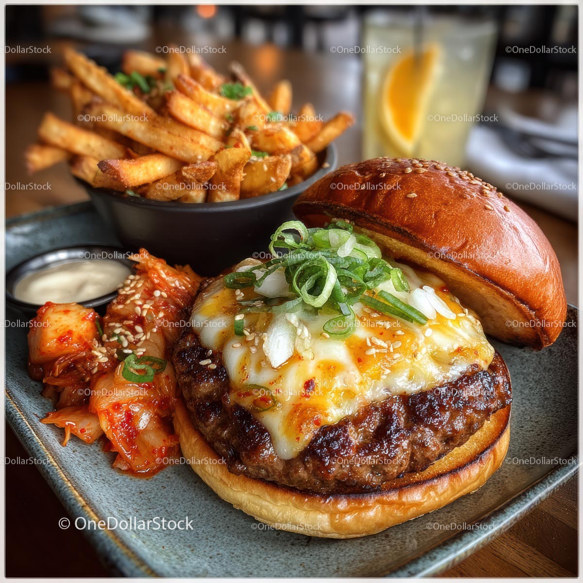 Cheeseburger Gourmet z frytkami i kimchi