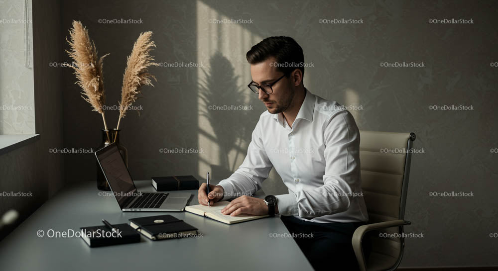 Skoncentrowany profesjonalista pracujący w nowoczesnym biurze