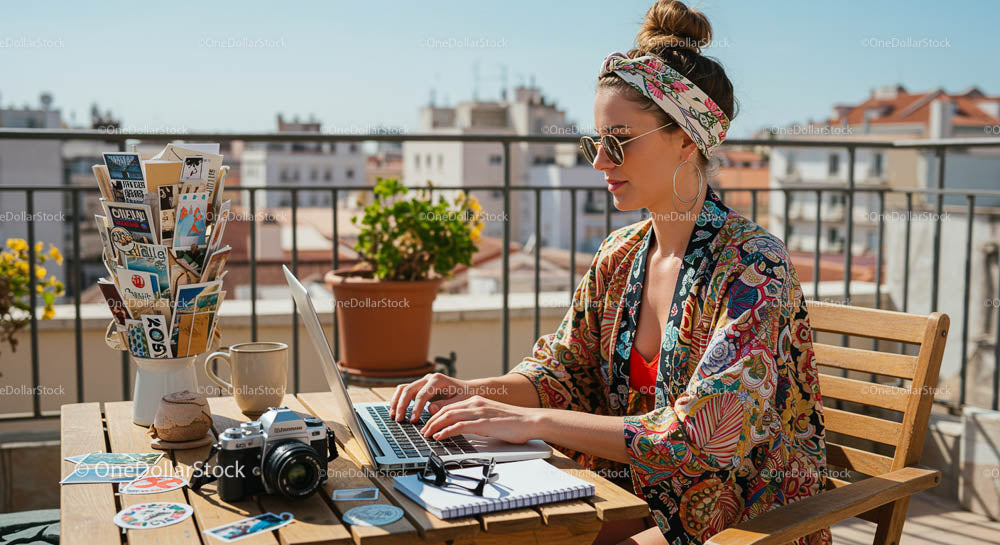 Freelancer cieszy się pracą na słonecznym tarasie na dachu