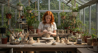 Kobieta tworząca ceramikę w Lush Greenhouse Studio