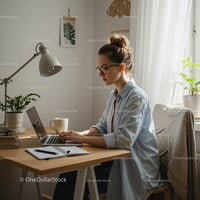 Kobieta pracująca na laptopie w słonecznym domowym biurze