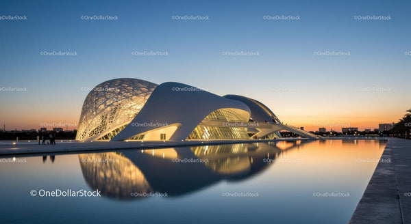 Futurystyczny cud architektury w odbiciu zachodu słońca