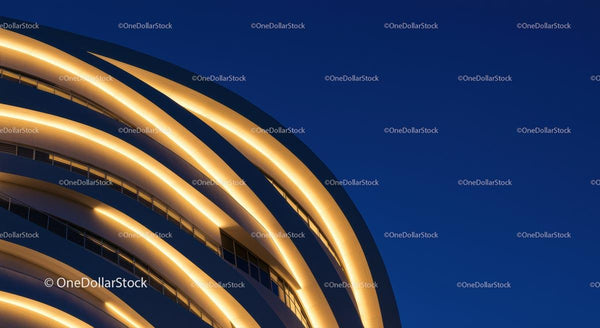 Futurystyczna Fasada Budynku Oświetlona Nocą