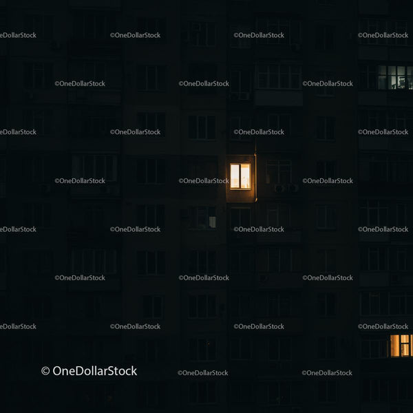 Oświetlone okno w nocnym budynku mieszkalnym
