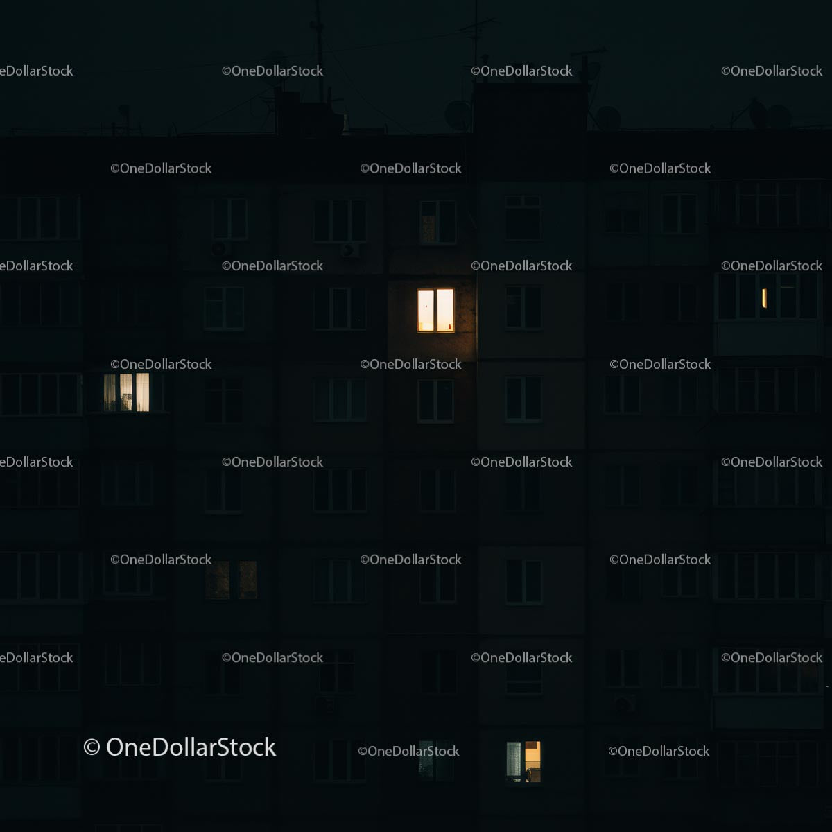 Podświetlone okna w ciemnym budynku miejskim