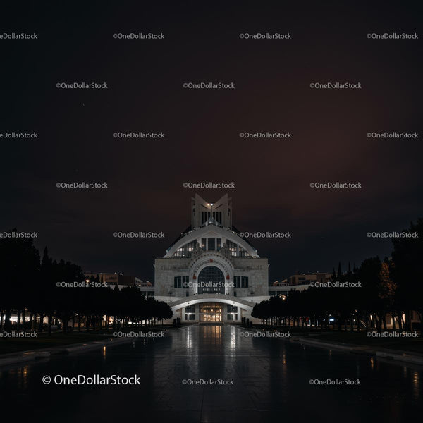 Oświetlony nowoczesny budynek nocą z refleksami