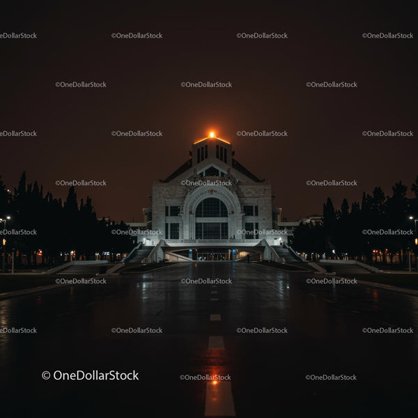Oświetlony Budynek Architektoniczny w Nocy