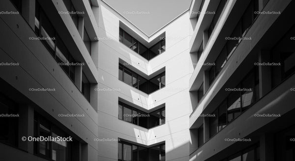 Symetryczna nowoczesna architektura budynku biurowego