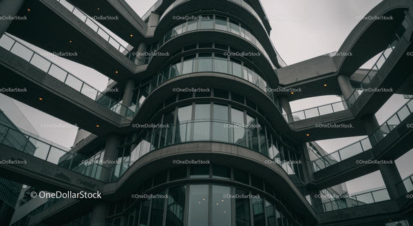 Nowoczesny budynek z architektonicznym szkłem i betonem
