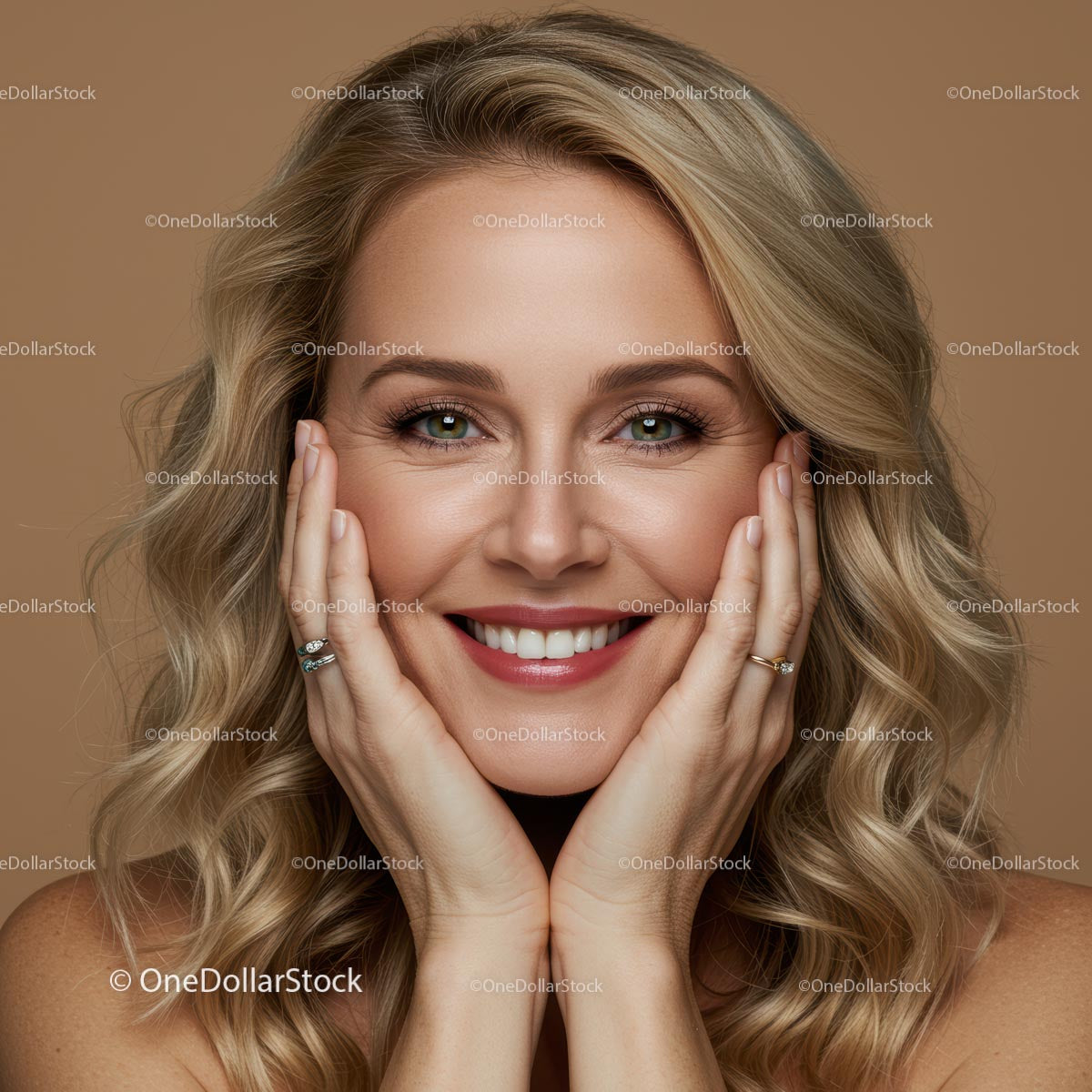 Uśmiechnięta blondynka o promiennej skórze