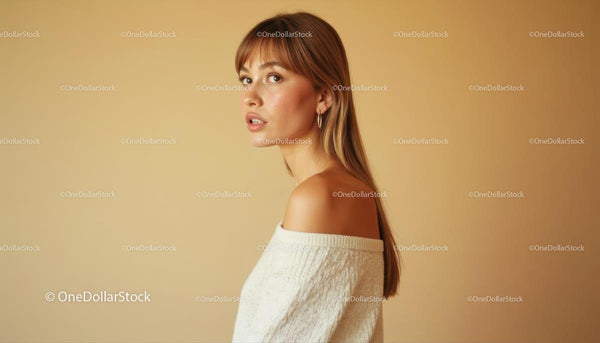 Elegancka Kobieta w Swetrze z Odkrytymi Ramionami – Portret Profilowy