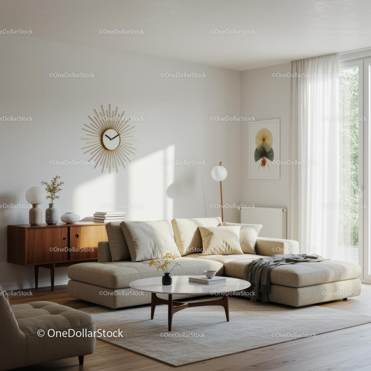 Nowoczesny salon z beżową kanapą i zegarem Sunburst