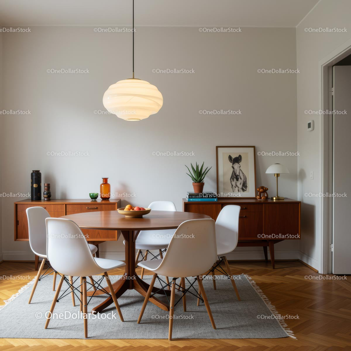 Jadalnia w stylu Mid-Century Modern z eleganckimi białymi krzesłami