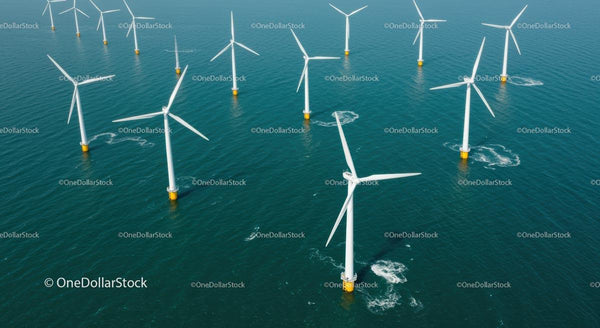 Widok z lotu ptaka na morskie turbiny wiatrowe na błękitnym oceanie