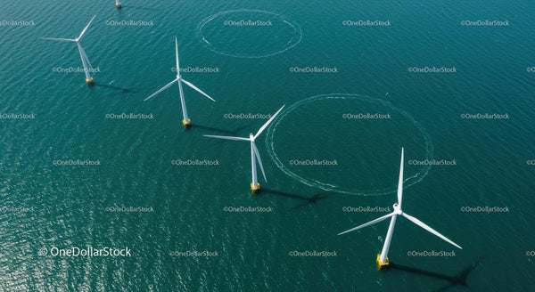 Widok z lotu ptaka na morskie turbiny wiatrowe na błękitnych wodach oceanu