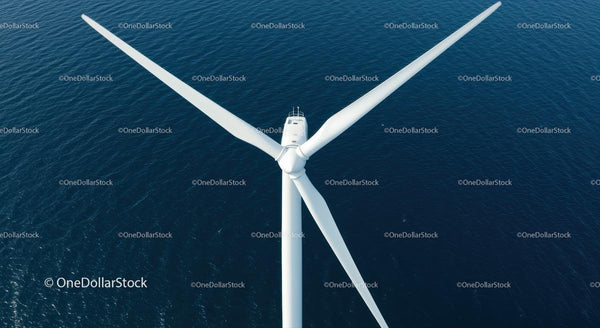 Widok z lotu ptaka na morską turbinę wiatrową nad oceanem