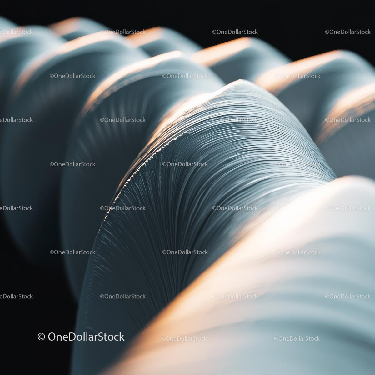 Zbliżenie metalicznej spirali w miękkim świetle