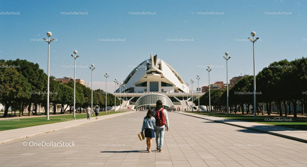 Futurystyczna architektura i eksploracja miejska w słoneczny dzień
