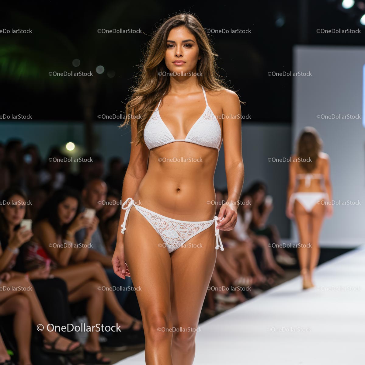 Olśniewająca modelka w białym bikini na wybiegu mody